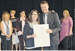 Regierungspräsident Klaus Tappeser gratuliert der Jahrgangsbesten, Rahel Heizmann aus Bad Liebenzell, zu ihrer Meisternote von 1,3.