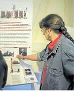 Interessiert setzt sich diese Museumsbesucherin in Beuren mit der ansprechenden interaktiven Ausstellung „Hungerbrot & Fruchtsäule" auseinander.