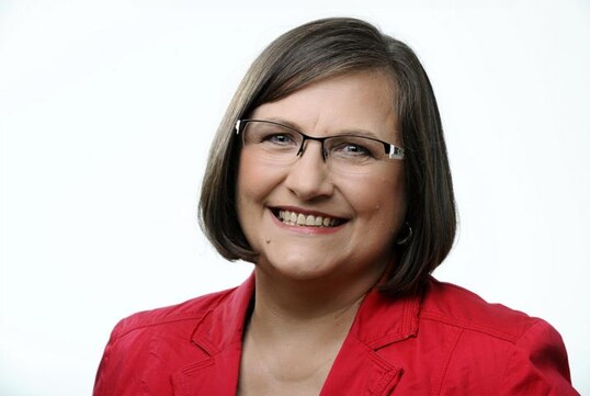 Die Linke: Karin Binder MdB aus Karlsruhe, Handelsfachwirtin, seit 1976 Mitglied der Gewerkschaft ver.di, frhere Stadtrtin in Stuttgart und bis 2009 Sprecherin fr Verbraucherpolitik der Fraktion Die Linke im Bundestag, ist Mitglied in den Ausschssen fr Ernhrung und Landwirtschaft sowie fr Recht und Verbraucherschutz im Bundestag.  |  Foto: DBT/Stella von Saldern/Die Linke