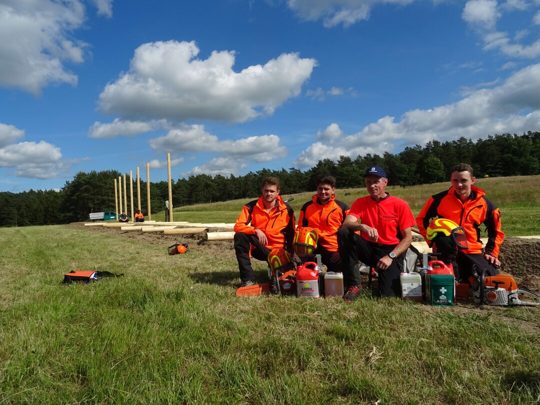 Das Forstteam Baden-Wrttemberg in Arbeitsausrstung vor dem Zielfllen...