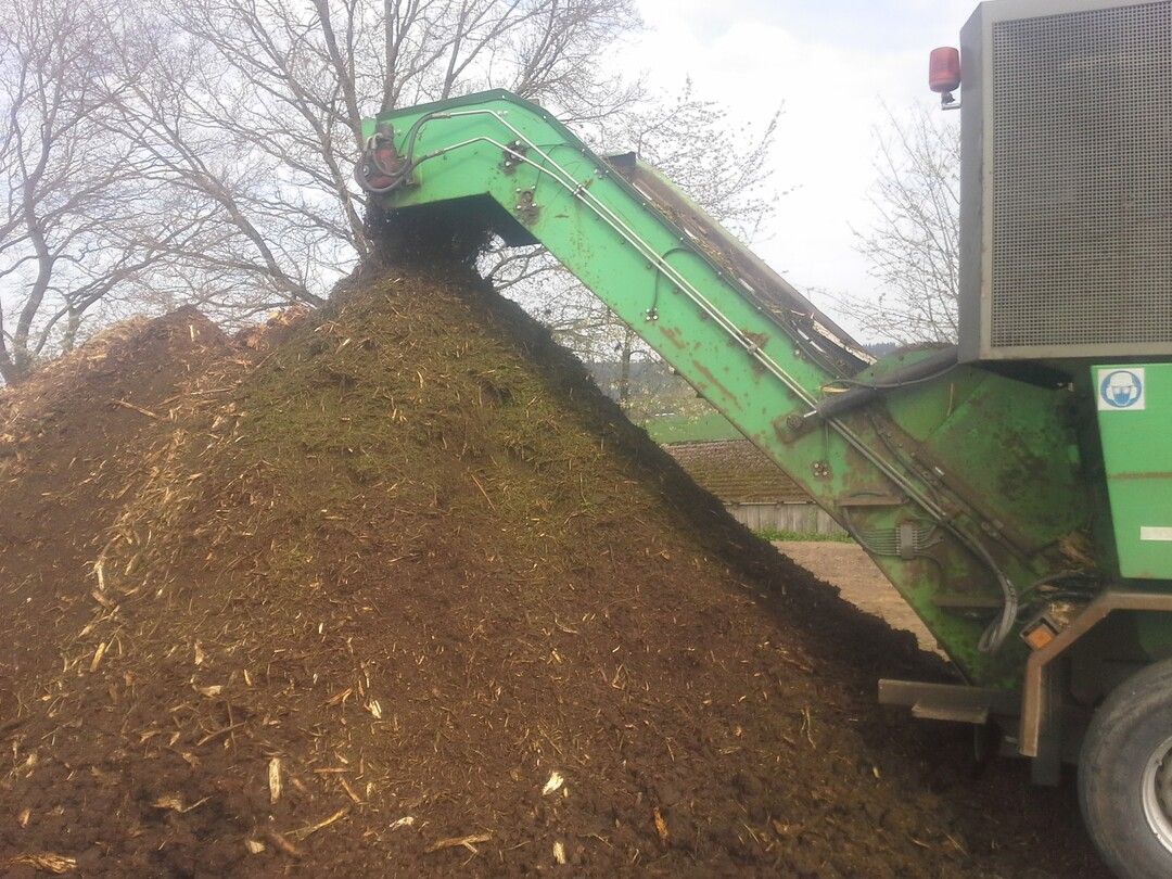 Zunchst hckselt und mischt Kreppold das Ausgangsmaterial. Es zieht einen Tag lang durch, bevor...