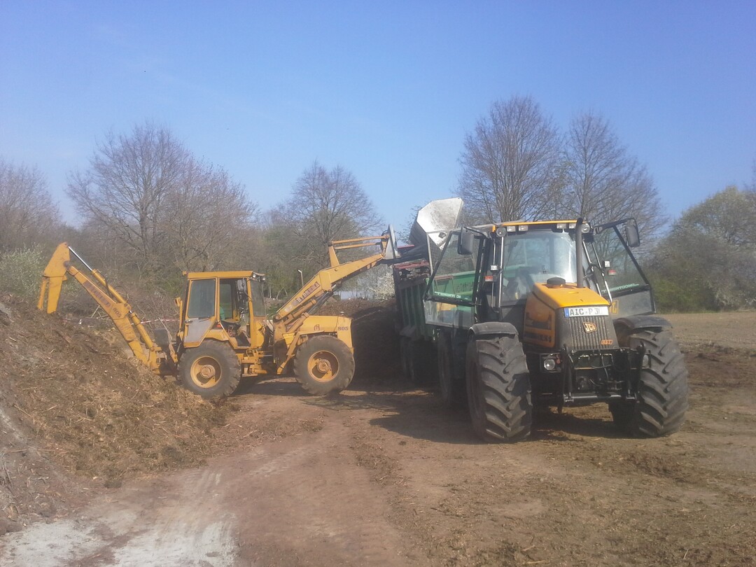 ... die bis zu zweieinhalb Meter hohe MC-Miete aufgeschttet wird.