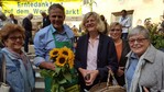 Glaser kann"s: Der Vizepräsident des Landesbauernverbandes (LBV) mit zufriedenen Kundinnen beim Verkauf der Erntegaben für einen guten Zweck.