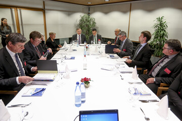 Beim Gedankenaustausch ber mgliche Lsungen fr eine Mehrgefahrenversicherung im Obstbau: (v. l.) Dr. Rainer Langer, Christoph Burose (BMEL), Heinrich Huber (Hagelschutzkonsortium Sdtirol), Norbert Lins, Landwirtschaftsminister Peter Hauk, Franz Josef Mller (LVEO), Josef Kurz, Timo Weinbrenner und Walter Sllner (LVEO).