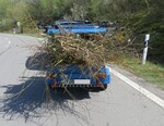 Im Rahmen einer Kontrolle haben Polizeibeamte des Reviers Tauberbischofsheim die Ladungssicherheit bei Grünabfalltransporten überprüft.