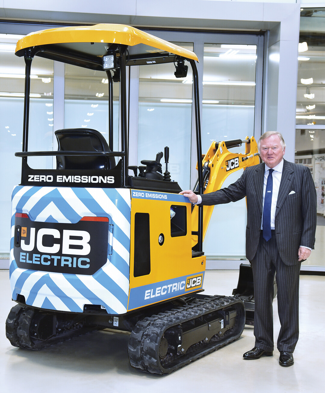 2018 enthllt JCB seinen ersten Elektrobaggers. Der Elektro-Minibagger 19C-1E wurde als Antwort auf die Frage nach einer emissionsfreien Maschine entwickelt, die in geschlossenen Rumen, unter der Erde, in der Nhe von Menschen und innerstdtischen Gebieten arbeiten kann.