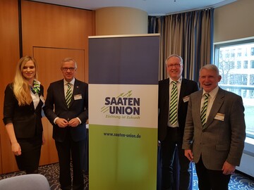 v.l. Pressesprecherin der SaatenUnion, Marcus Iken (Geschftsfhrer), Dirk Hmke (Produktmanagement Braugerste), Sven Bse (Leiter Fachberatung)