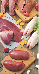 Auch diese Teile vom Schwein lassen sich schmackhaft zubereiten, von oben links: Zunge, Kopf, Herz, Leber, Füße und Nieren.