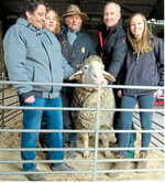 Klassensieger: Über den Bock von Dieter Hertler, Deggingen, freuen sich seine neuen Besitzer mit Jörg Schmid aus Owen.