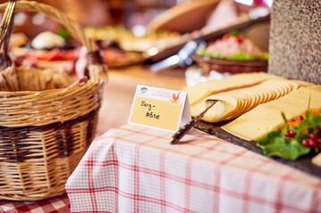 Kse, Wurst, frisches Obst und viele weitere Produkte aus eigener Erzeugung gehren beim Naturpark-Brunch auf den Frhstckstisch.