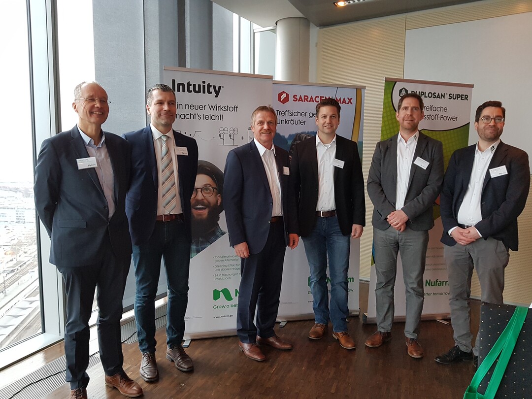 Thierry Nuytten, Commercial Director Europa, Mittlerer Osten/Afrika und Dr. Thomas Uhl, Business Development Manager Deutschland/Österreich (beide Sumitomo Chemical Agro Europe SAS), Dr. Peter van Sloun, Business Manager Deutschland, UK, Benelux, Nordics, Pascal Drießen, Produktmanager und Leiter Commercial Marketing, Dr. Benedikt Kramer, Geschäftsführer, und Dr. Jan Wunderle, Leiter Produkt & Kulturenmanagement (alle Nufarm Deutschland GmbH)