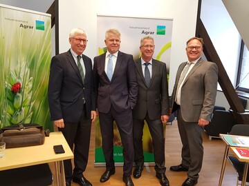 IVA-Spitze (v. l.): Dr. Dietrich Pradt, IVA-Hauptgeschftsfhrer, Dr. Helmut Schramm, IVA-Prsident, Ulrich Foth, Fachbereich Pflanzenernhrung, und Martin May, Geschftsfhrer