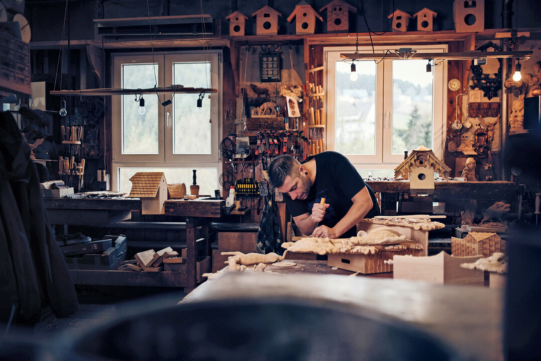 Werkstatt mit Geschichte und Flair: Hier haben schon Vater und Großvater originale Schwarzwalduhren hergestellt.