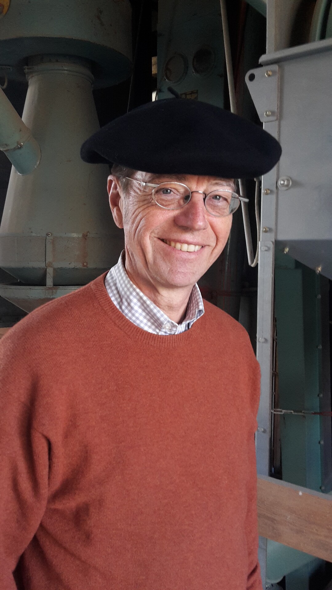 Saatguterzeuger Dr. Peter Müller aus Mannheim erhält unerwartete Angebote aus der Nachbarschaft zur Mitarbeit.