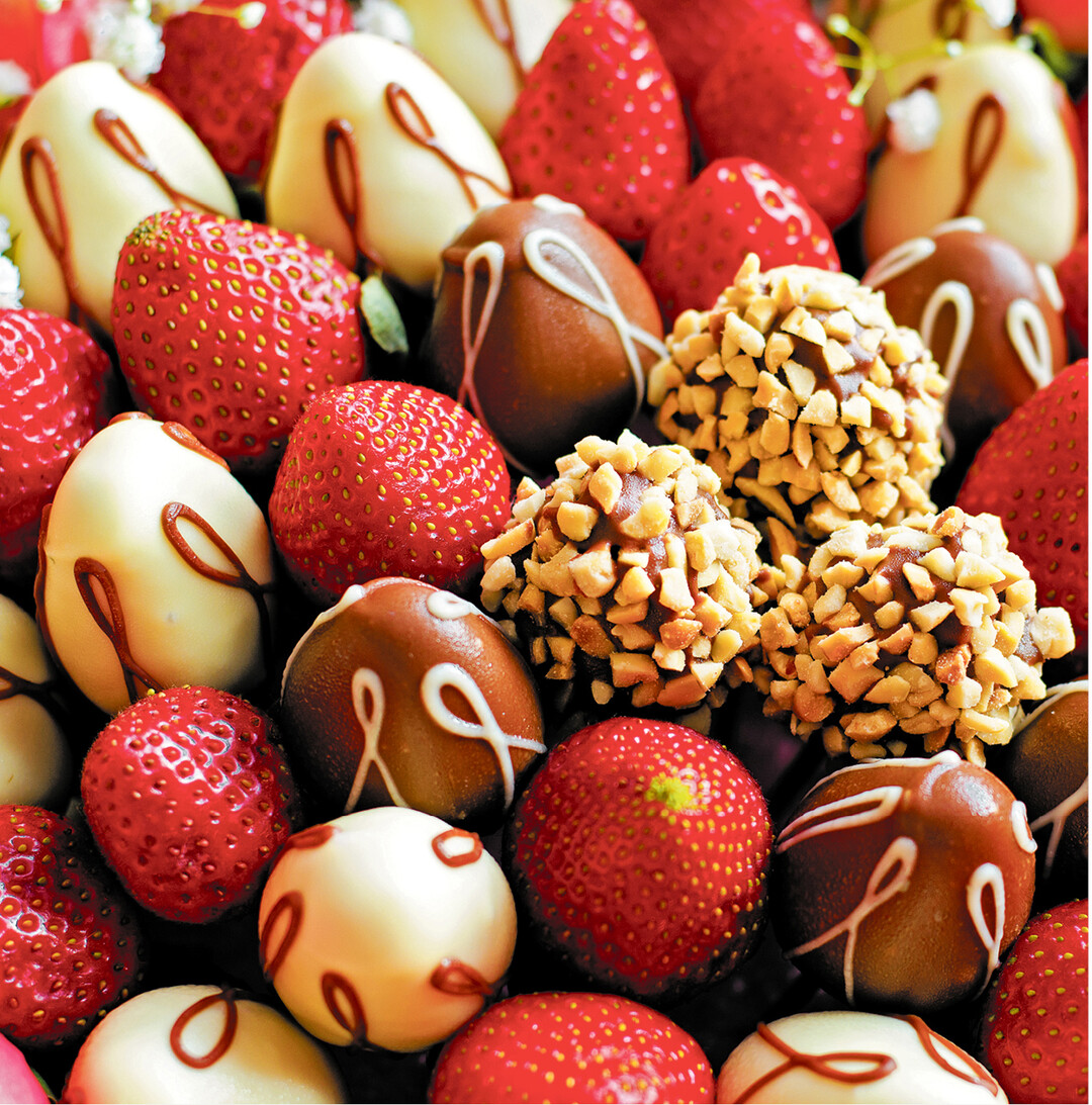 Jetzt sind Erdbeeren gefragt, pur genascht oder vielseitig zubereitet. Für Kinder sind Schoko-Erdbeeren eine Leckerei, die sie auch selbst einfach herstellen können: Dazu Erdbeere auf ein Holzstäbchen spießen und in flüssige Schokolade/Kouvertüre tauchen. Auf ein Backpapier legen, kurz antrocknen lassen und dann verzieren mit Mandelsplittern, Krokant, Kokosraspeln oder in Streusel dippen. Auf dem Backpapier trocknen lassen.