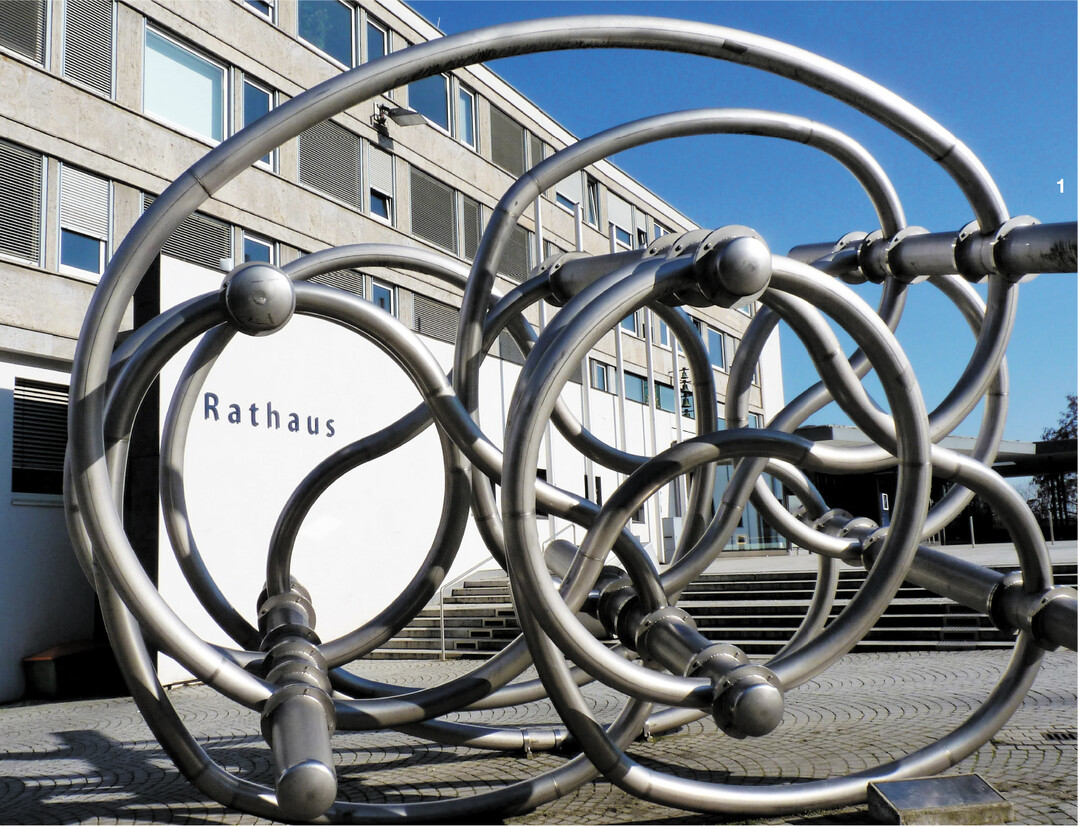 Das Rathaus der Stadt Waiblingen schmückt die Skulptur This is not a story" des britischen Künstlers Richard Deacon. Dem Gebäude angegliedert ist der Ratssaal, in dem sich der Gemeinderat vor Corona traf. Aktuell finden die Sitzungen im Bürgerzentrum statt.