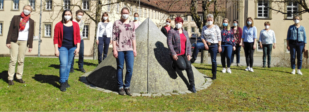 Die Lehrerinnen und Absolventinnen der Fachschule für Landwirtschaft, Fachrichtung Hauswirtschaft.