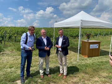 Dr. Reiner Haseloff, Ministerprsident des Landes Sachsen-Anhalt (mitte), nahm die Wetterstation im Beisein von Jrg Kachelmann und Thomas Gehrke auf dem Weingut Herzer offiziell in Betrieb.
Zudem berreichte er Kachelmann und Gehrke fr ihr Engagement in diesem Bereich die Anerkennungsmedaille des Ministerprsidenten.
 