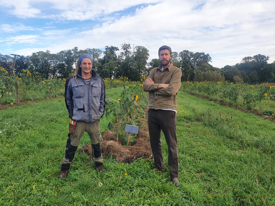 Betriebsleiter Benedikt B�sel und Agroforstplaner Renke de Vries wollen�multifunktionale, syntropische Agroforstsysteme aufbauen.