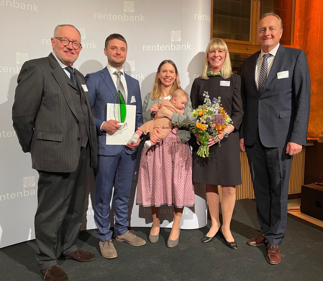 Feierliche Preisverleihung: (v.l.) Gerd Sonnleitner, Ehrenprsident des Deutschen Bauernverbands (DBV), Preistrger Torben Eppstein mit Elisabeth Michlmeyr, Nikola Steinbock, Vorstandssprecherin der Rentenbank und Joachim Rukwied DBV-Prsident.