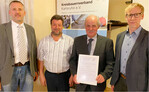 Stabswechsel im Bauernverband Karlsruhe: Helmut Jäger (2. v. l.) übernimmt den Vorsitz. Sein Vorgänger Werner Kunz (2. v. r.) wurde zum Ehrenmitglied ernannt. Marco Eberle (r.), Geschäftsführer im Landesbauernverband, und Rolf Berger, Geschäftsführer des Kreisbauernverbandes, gratulieren.