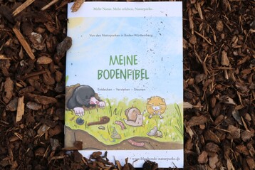 Die Bodenfibel der sieben Naturparke in Baden-Wrttemberg erklrt Kindern ab vier Jahren, welche Tiere in der Erde leben. Sie enthlt eine schne Geschichte, Bilder und Fotos, ein Ausmalbild und viele Forscheraufgaben zum Mitmachen.