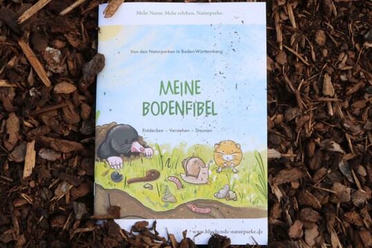 Die Bodenfibel der sieben Naturparke in Baden-Wrttemberg erklrt Kindern ab vier Jahren, welche Tiere in der Erde leben. Sie enthlt eine schne Geschichte, Bilder und Fotos, ein Ausmalbild und viele Forscheraufgaben zum Mitmachen.