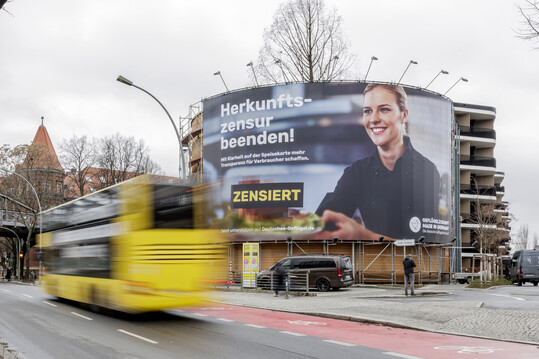   Die Kampagne Herkunftszensur beenden! kombiniert Auenwerbung, Online-Banner und Social Media mit Zeitungsanzeigen sowie Text- und Videobeitrgen auf den Kanlen der Geflgelwirtschaft. 