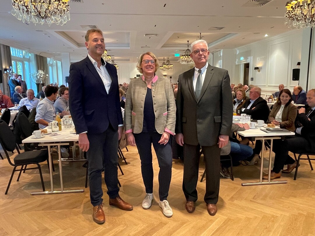 Auf der Mitgliederversammlung des NGW: Dr. Albert Hortmann-Scholten von der LWK Nds., die niederschsische Agrarministerin Barbara Otte-Kinast und ZDG-Prsident Friedrich-Otto Ripke.