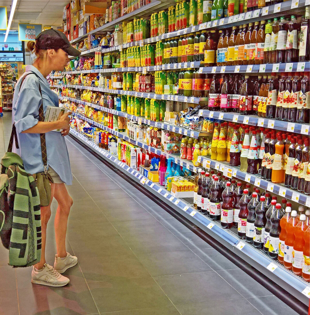 Stabiler Konsum Mit einem Pro-Kopf-Konsum von durchschnittlich 28,0 Litern Fruchtsaft und -nektar war Deutschland 2022 im weltweiten Vergleich weiter führend. Wie der Verband der deutschen Fruchtsaft-Industrie mitteilte, lag der Fruchtsaftverbrauch mit 20,4 Litern (l) auf dem Vorjahresniveau; bei den Fruchtnektaren war hingegen ein Rückgang um 0,5 l auf 7,6 l zu verzeichnen. Grund dafür waren Preiserhöhungen bei Kirsch- und Johannisbeernektaren, die einer angespannten Rohwaresituation und damit verbundenen Kostensteigerungen folgten. Bei Direktsäften konnten insbesondere Apfelsäfte ihren Marktanteil ausbauen, was auf das vielfältige Angebot von regionalen Streuobstsäften zurückzuführen war. age
