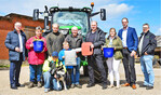 Der Hauptgewinn des Weihnachtspreisausschreibens der Wochenblattverlage, ein John-Deere-Schlepper mit 110 PS, wurde jetzt in Schleswig-Holstein dem glücklichen Gewinner übergeben.