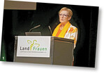 Präsidentin Marie-Luise Linckh begrüßt die Landfrauen im Kongresssaal auf der Messe Stuttgart.