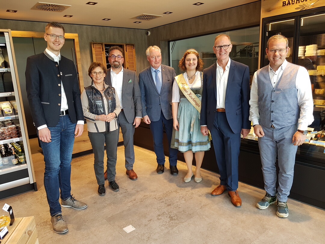 Feierliche Eröffnung mit (v.l.) Geschäftsführer Michael Bauhofer; Staatssekretärin Sabine Kurtz; Wolfgang Müller, Warenbereichsleiter Einkauf für Edeka Südwest; August Schuler (MdL, CDU); Fabienne Kerler, Allgäuer Käsekönigin; Martin Bauhofer, Geschäftsführer und Raimund Haser (MdL, CDU).