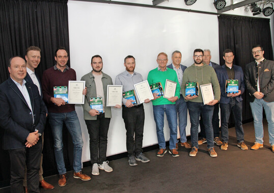 Die anwendenden Preistrger (mit Bier), Veranstalter und Untersttzer der Landesbraugerstentagung in der Distelhuser Brauerei in Tauberbischofsheim-Distelhausen.