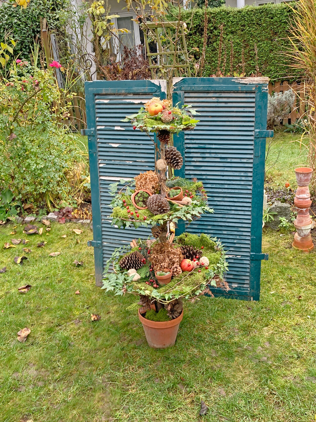 Weihnachtsbaum-Etagere mit nat�rlichen Deko-Materialien.