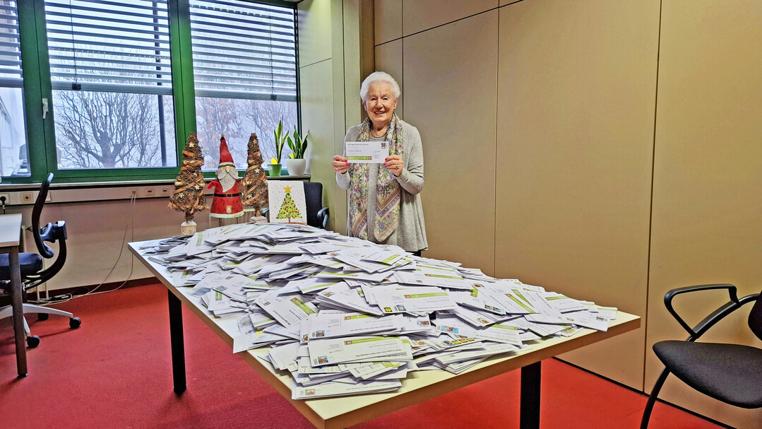 Die Ziehung der Regionalpreise für Leserinnen und Leser von BWagrar übernahm im Verlagshaus in Stuttgart-Plieningen mit geübter Hand Irene Reichert.