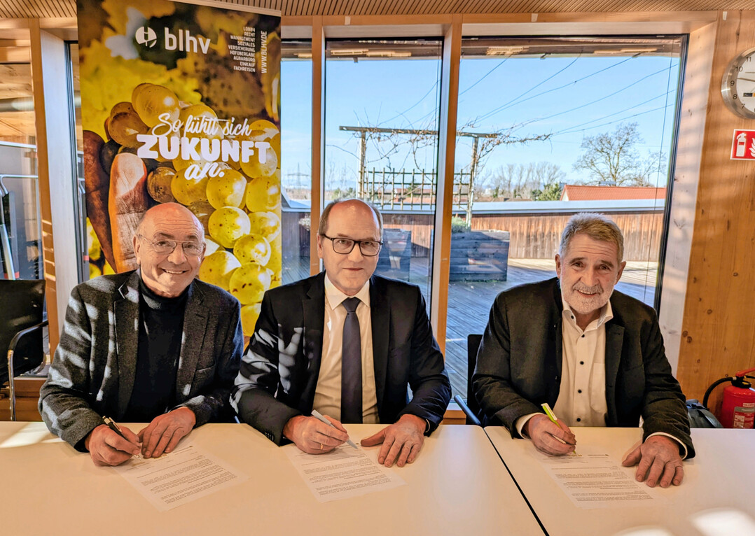 Mit der Unterzeichnung der Kooperationsvereinbarung ist der Zusammenschluss der landwirtschaftlichen Arbeitgeberverbände in Baden-Württemberg besiegelt. V.l.n.r.: Franz-Josef Müller, Vorsitzender des AGV Südbaden, Hans-Benno Wichert, Präsident des LFAGV Baden-Württemberg, und BLHV-Präsident Bernhard Bolkart.