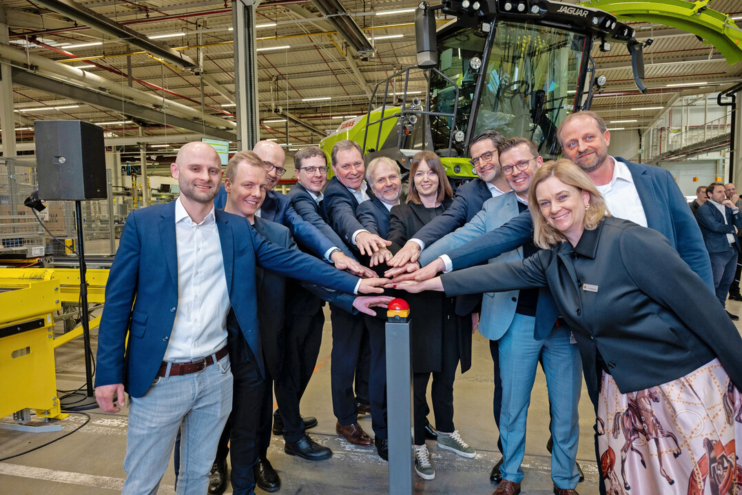 Vertreter der Politik, der Familie Claas, der Geschäftsführung und die Projektverantwortlichen nehmen das neue Logistikzentrum in Betrieb.