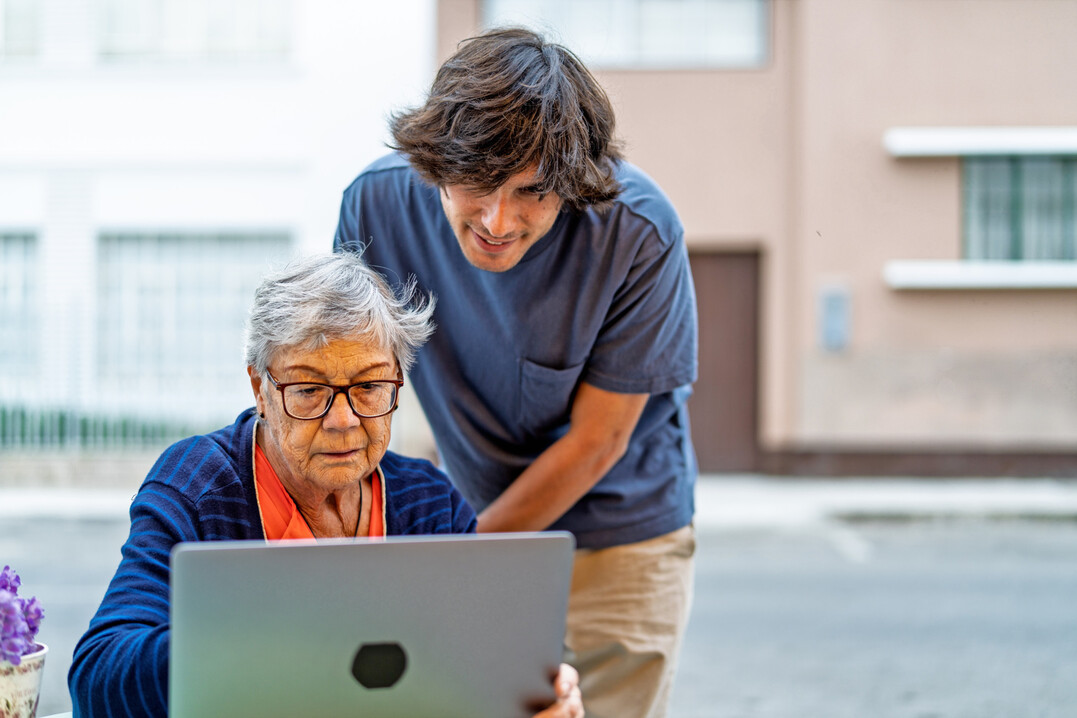 Das Projekt �Klick & Klar� setzt in Sachen digitale Teilhabe auf die Zusammenarbeit zwischen jungen Digitalpaten und �lteren Menschen.