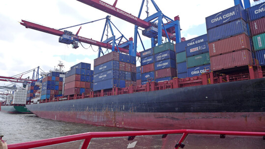 Containerschiff im Hamburger Hafen.