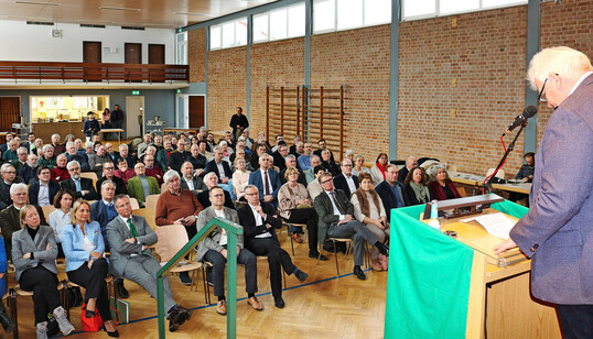 Volles Haus in der Festhalle in Laiz: Zum Kreisbauerntag konnte der Vorsitzende Karl Endri� zahlreiche G�ste begr��en, darunter Isabel Kling, Ministerialdirektorin im Ministerium f�r Ern�hrung, L�ndlichen Raum und Verbraucherschutz (MLR), die drei LBV-Vizepr�sidenten Hans-Benno Wichert, J�rgen Maurer und Roswitha Geyer-F��ler sowie von den Landfrauen Christa Fuchs, Pr�sidentin des LandFrauenverbands W�rttemberg-Hohenzollern, und Doris H�rle, Vorsitzende beim LandFrauenverband Biberach-Sigmaringen. 