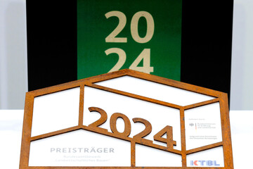 Stallplakette des Bundeswettbewerbs Landwirtschaftliches Bauen des KTBL von 2024.