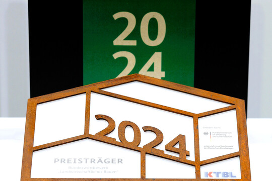 Stallplakette des Bundeswettbewerbs  Landwirtschaftliches Bauen des KTBL von 2024.