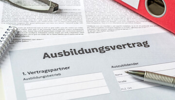 Ausbildungsvertrag mit ordner und Stift
