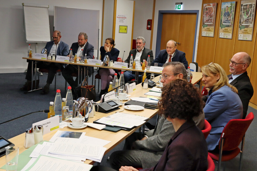 Austausch im Ministerium L�ndlicher Raum: Vertreter aus Landwirtschaft und Handel tauschen sich aus.