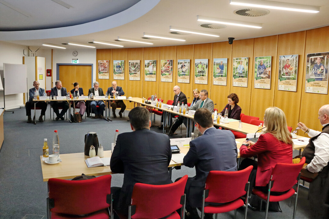 Austausch im Ministerium L�ndlicher Raum: Vertreter aus Landwirtschaft und Handel tauschen sich aus.