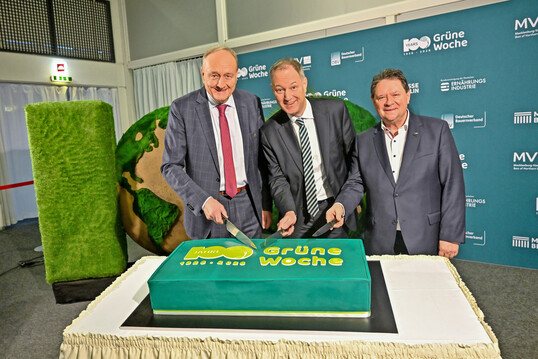 Fototermin zum Start der Gr�nen Woche 2026 (v. l.): Joachim Rukwied, Pr�sident des Deutschen Bauernverbandes e. V., Dr. Mario Tobias, Vorsitzender der Gesch�ftsf�hrung der Messe Berlin und Christoph Minhoff, Hauptgesch�ftsf�hrer der Bundesvereinigung der Deutschen Ern�hrungsindustrie (BVE).