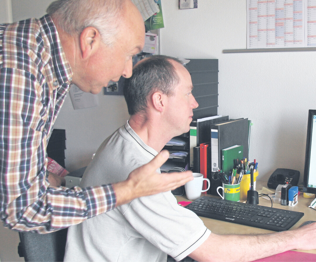 Hans-Jürgen Meßmer (l.) interpretiert mit Landwirt Markus Hall die Daten des Prognosemodells.