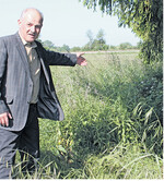 Werner Kunz zeigt am Bruchgraben beim Herd-Hof die Gewässerrandstreifen-Problematik.