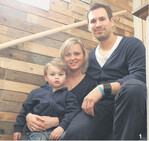 Tobias, Sarah und Sohn Luca Beutel freuen sich über ihre selbstgemachte Wandvertäfelung aus Palettenholz, die ein echter Hingucker ist.